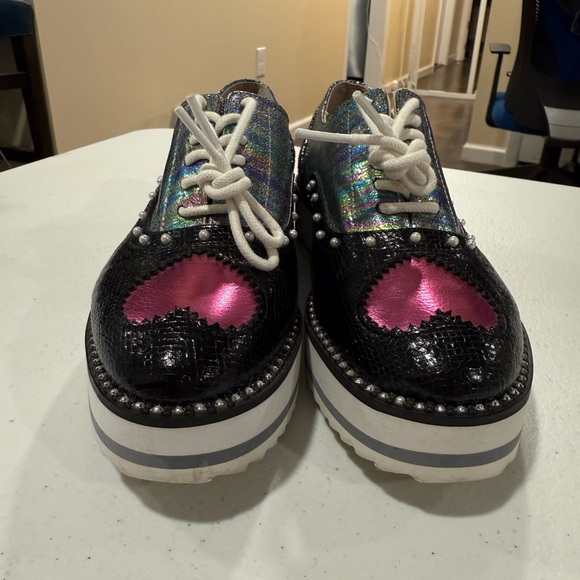 Betsey Johnson Black Iridescent Shoes with Pink Heart - Picture 3 of 13